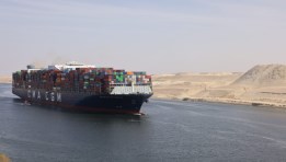 عبور سفينة الحاويات CMA CGM BENJAMIN FRANKLIN