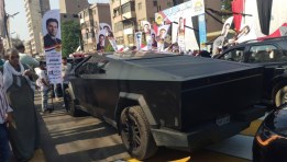 سيارة "تسلا" كهربائية