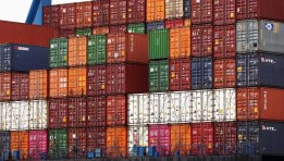 بعض البضائع فى الحاويات 