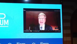 البروفيسور جيفري ساكس، مدير مركز التنمية المستدامة بجامعة كولومبيا عبر  زووم