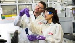 عمال داخل مصنع شركة الأدوية الأمريكية “إيلي ليلي”