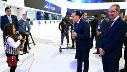 رئيس مجلس الوزراء يستمع لتجربة طفلة مصرية صغيرة
