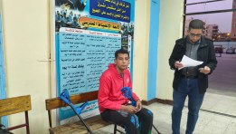 شاب يدلي بصوته على عكاز