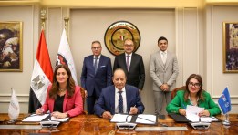 جانب من التوقيع