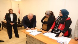 محافظ القاهرة يُدلي بصوته في الانتخابات