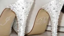 أحذية مرصعة بالذهب والألماس