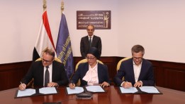 جانب من التوقيع