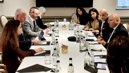 خلال اجتماع الفريق كامل الوزير 