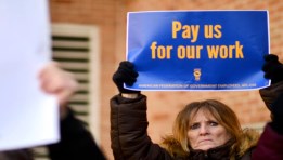 معاناة أكبر اقتصاد في العالم