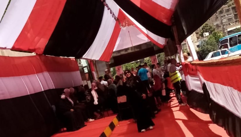 إقبال السيدات على الإدلاء بأصواتهم