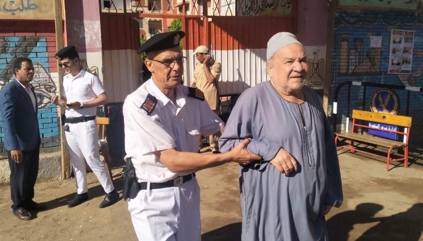 الشرطة تساعد كبار السن