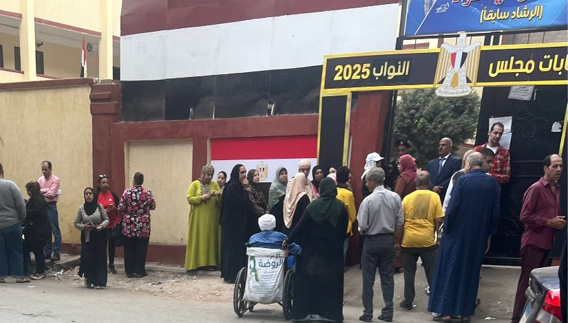 مواطن على كرسي متحرك يدلي بصوته في المطرية