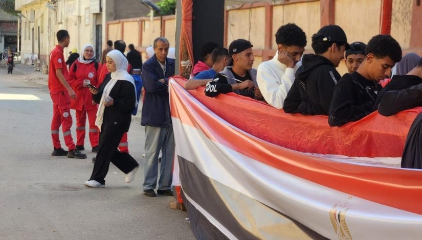  توافد الناخبين في لجان الساحل بالقاهرة وفرق الهلال الأحمر تنتشر لتقديم الدعم