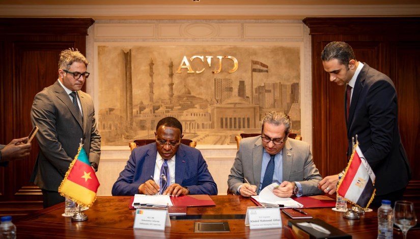 جانب من التوقيع