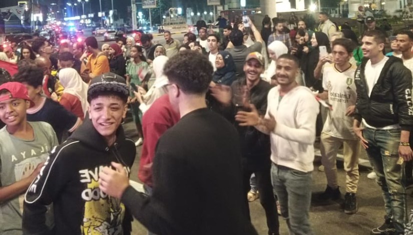 مواطنون يحتفلون بالمتحف المصري الكبير مواطنون يحتفلون بالمتحف المصري الكبير