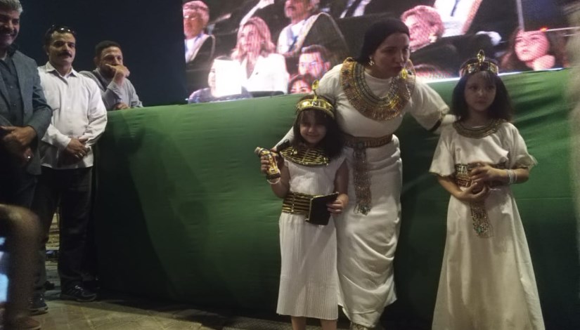 "بالزي الفرعوني" .. أسرة مصرية تحتفي بافتتاح المتحف المصري "بالزي الفرعوني" .. أسرة مصرية تحتفي بافتتاح المتحف المصري