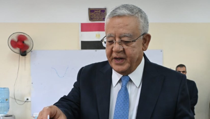 المستشار حنفي جبالي يدلي بصوته في انتخابات مجلس النواب