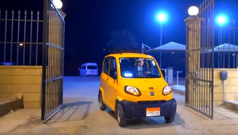 عمرو أديب يجرب سيارة بجاج كيوت