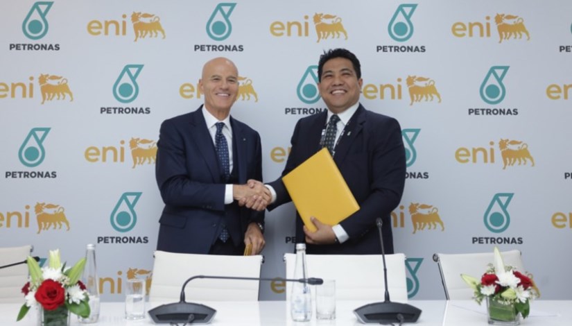 جانب من توقيع البروتوكول بين إيني وبتروناس