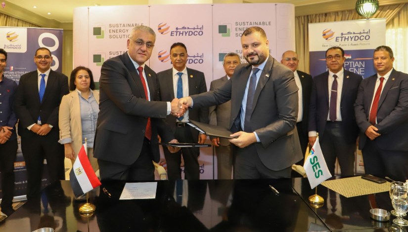 جانب من توقيع العقد بين إيثيدكو وشركة إس إي إس