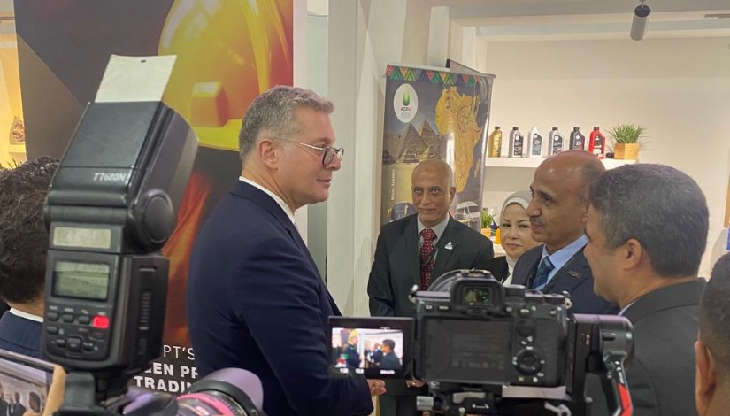 وزير البترول خلال تفقده لجناح شركة "أكبا"