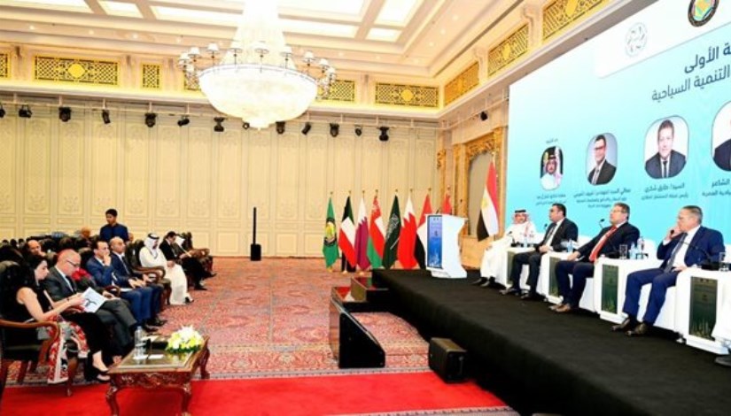 جانب من اجتماع وزير الإسكان