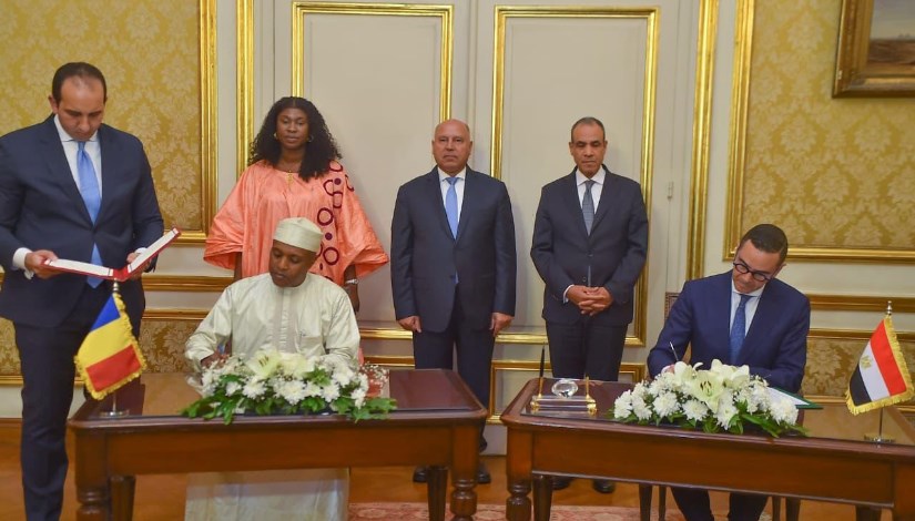 جانب من التوقيع