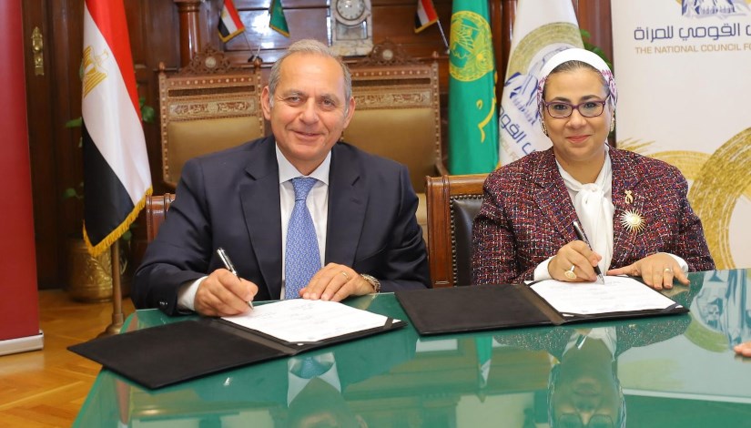 جانب من التوقيع