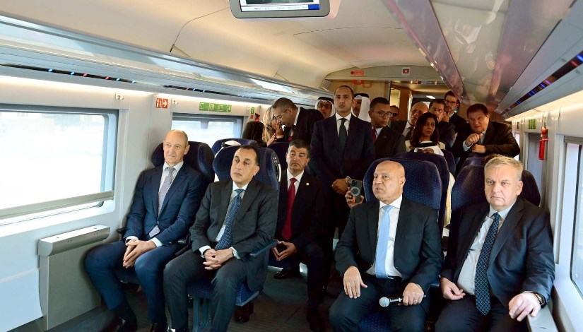 رئيس الوزراء داخل القطار الكهربائي السريع 