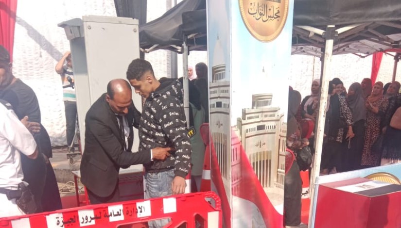 تفتيش وتوافد متزايد أمام مدرسة محمد كُريم