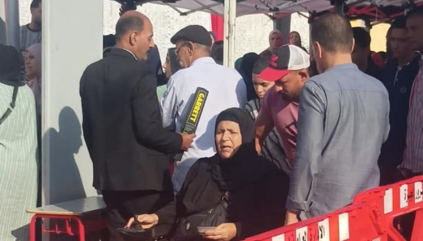 سيدة مسنة تشارك في التصويت بلجنة محمد كريم بالجيزة