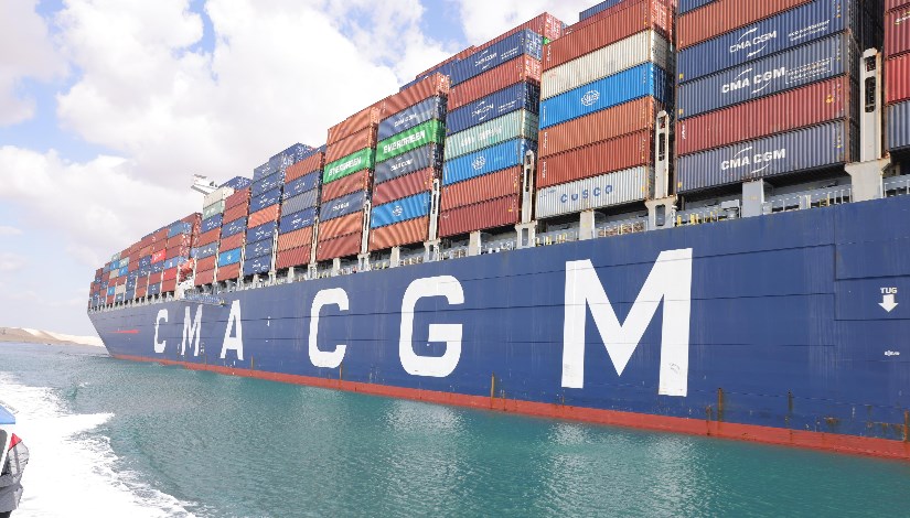 عبور سفينة الحاويات