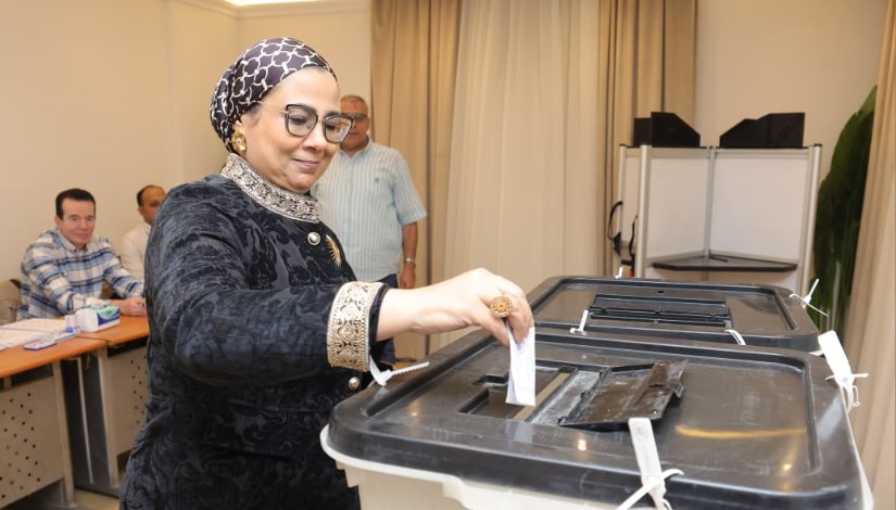 المستشارة أمل عمار تدلي بصوتها في المرحلة الثانية 