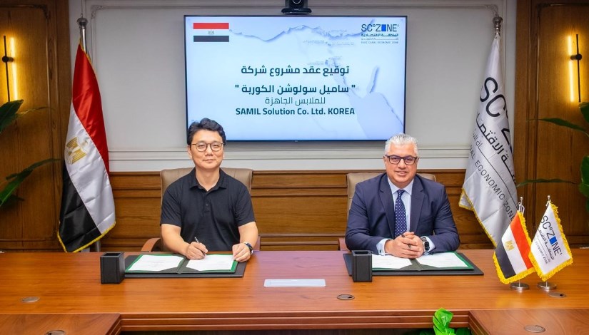 جانب من توقيع العقود