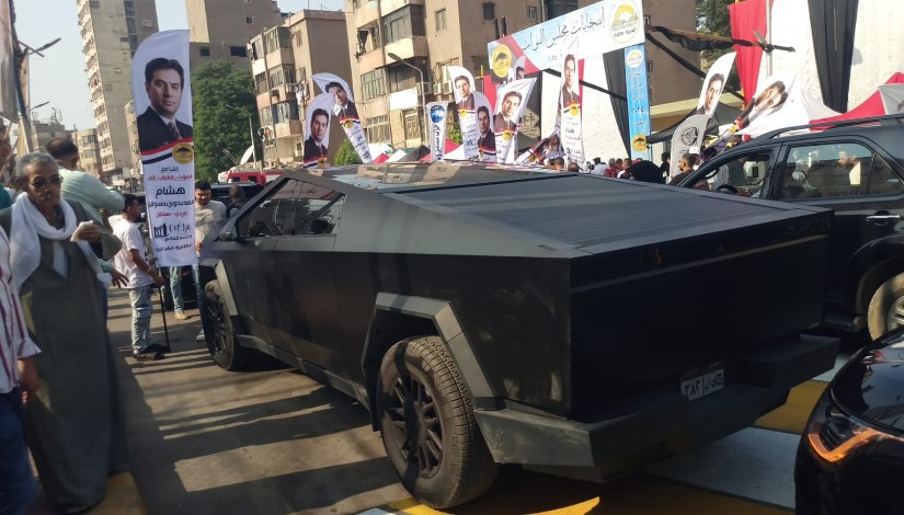 سيارة "تسلا" كهربائية