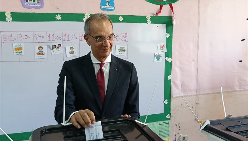  الدكتور عمرو طلعت وزير الاتصالات