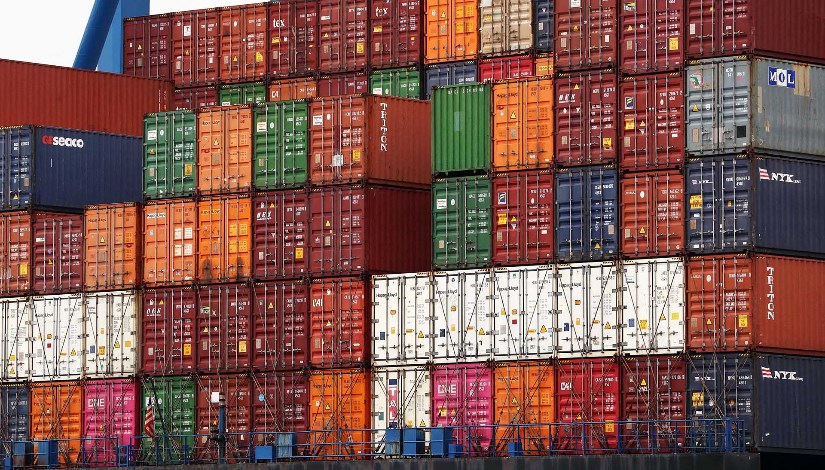 بعض البضائع فى الحاويات 