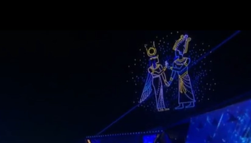 أشكال مضيئة عملاقة