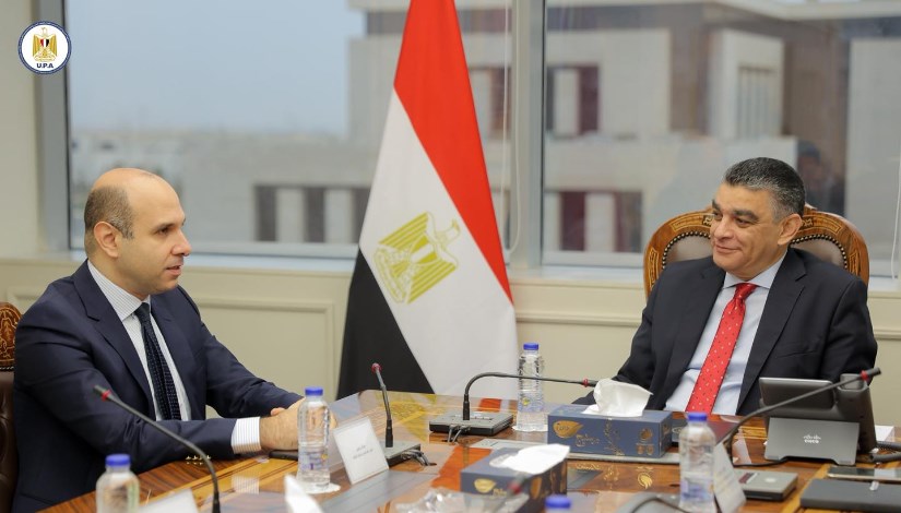 رئيس الهيئة للشراء الموحد خلال اجتماعه مع شركة باير الألمانية