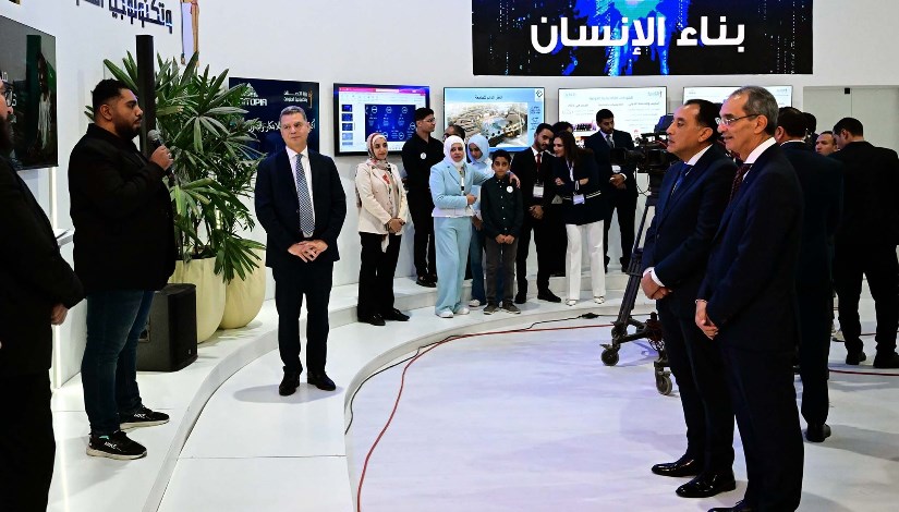 رئيس الوزراء يناقش خريجي مبادرات وزارة الاتصالات وأصحاب الشركات الناشئة حول مشروعاتهم