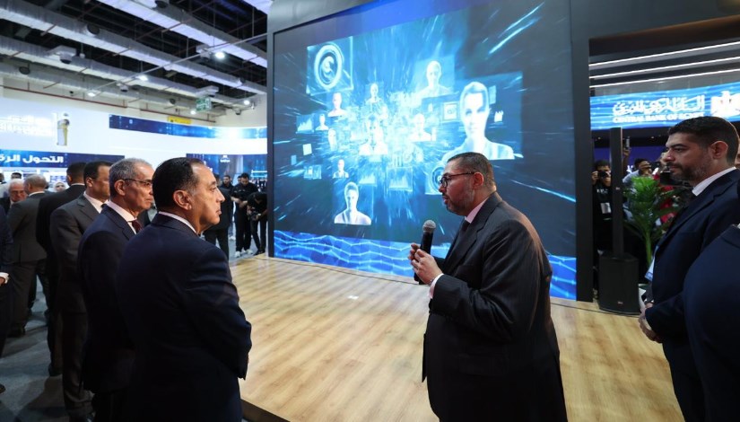 رئيس الوزراء خلال تفقد جناح البنك المركزي