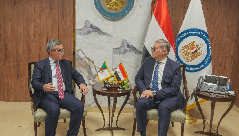 وزير البترول خلال لقائه سفير الجزائر 