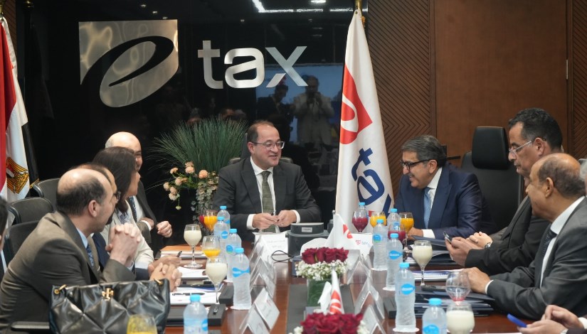 وزير المالية أحمد كجوك خلال اجتماعه مع شركة «إي تاكس»