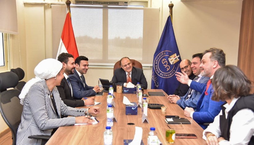 الدكتور علي الغمراوي خلال اجتماعه مع شركتي داف (DAF) وكيورليدز (CureLeads)