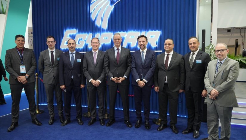 جانب من التوقيع 