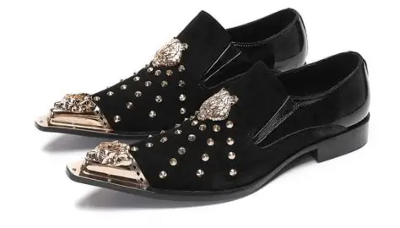 أحذية مرصعة بالذهب والألماس