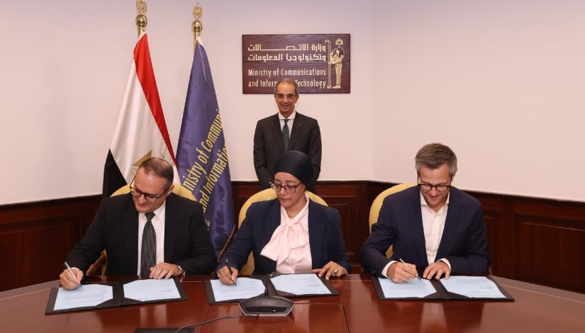 جانب من التوقيع