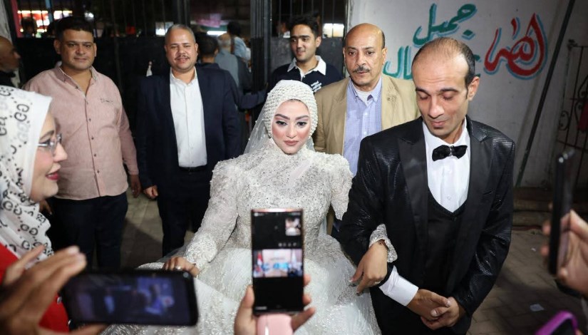 عروسين يدلون بتصويتهما بالجيزة في انتخابات مجلس النواب 