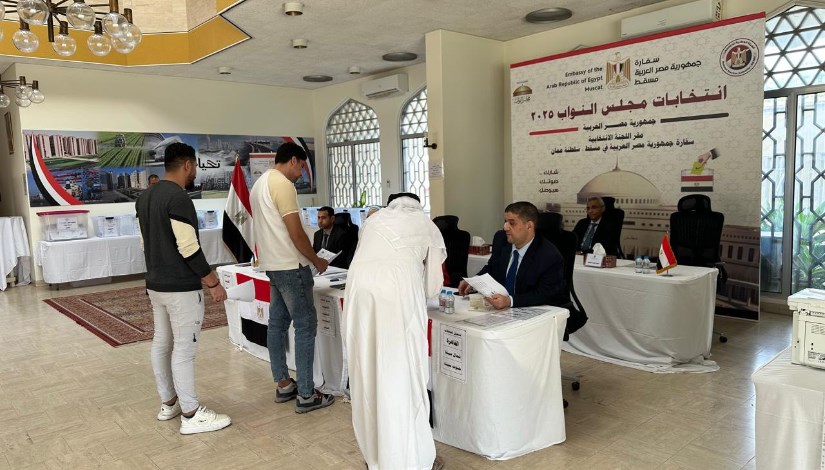 توافد المصريين علي لجان الاقتراع بمسقط 