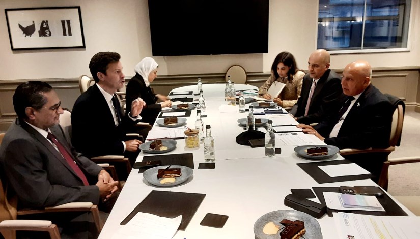 خلال اجتماع الفريق كامل الوزير 